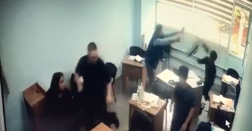 Kurs merkezinde dehşet anları kamerada: Sınıfa girip öğrenciye saldırdı