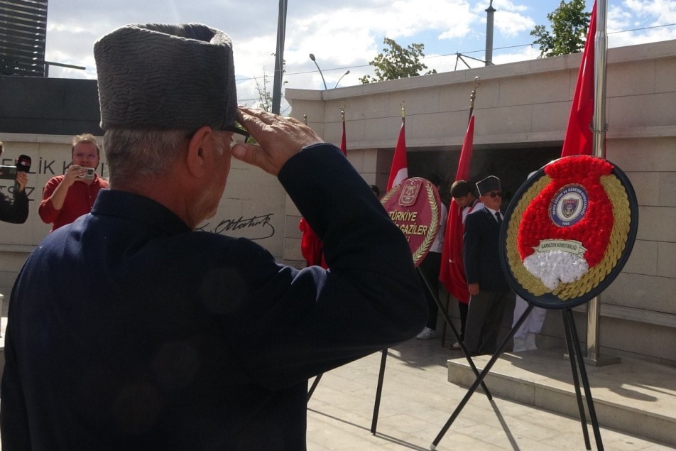 19 Eylül Gaziler Günü, düzenlenen yürüyüş ve çelenk sunma töreniyle anıldı. Gazi Mustafa Kemal Atatürk'e...