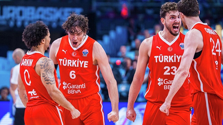 A Milli Erkek Basketbol Takımı'nın EuroBasket 2025'te Almanya ile oynayacağı final mücadelesi, İzmit Kent Meydanı'nda...