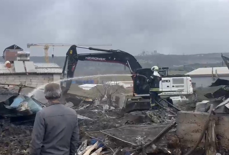 Dilovası'nda Gece Yarısı Alevler Ahırı Sardı: 460 Hayvan Telef Oldu