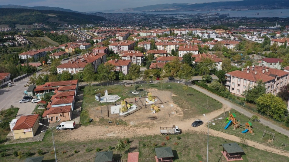 Başiskele Belediyesi, çocukların güvenli ve keyifli vakit geçirebileceği alanlara bir yenisini daha ekliyor. Yeşilkent Mahallesi'nde...