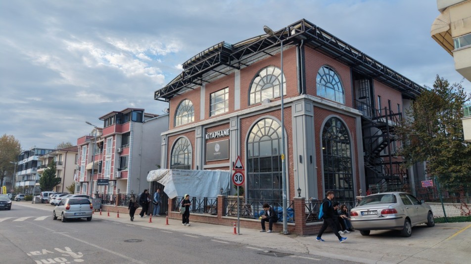 Başiskele Belediyesi, ilçenin ilk halk kütüphanesi olan Kitaphane'de yaptığı düzenlemelerle hem kullanım alanını hem de...