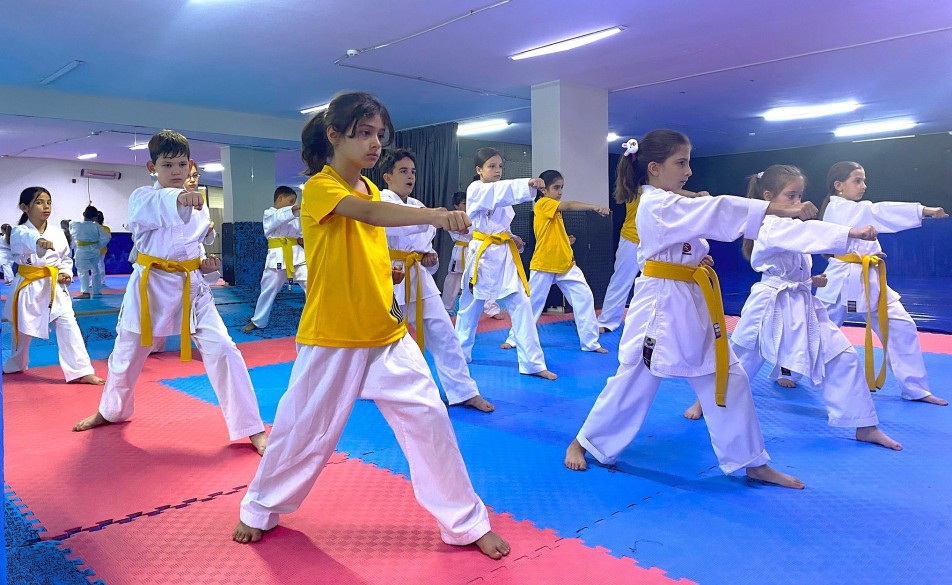 Başiskele Belediyesi'nin 5 yıldır aralıksız sürdürdüğü Yaz Spor Okulları, bu yıl da binlerce çocuğu sporla...