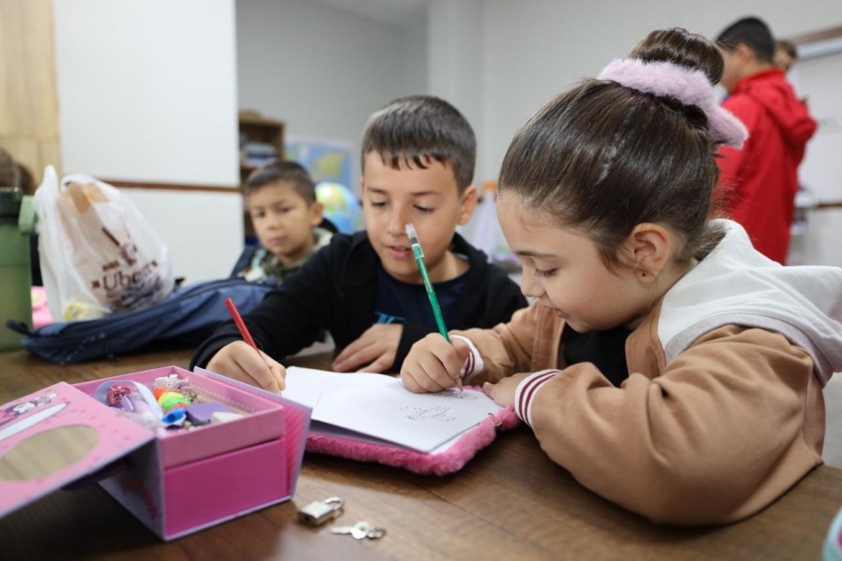 Başiskele'de 9 yıldır sürdürülen Çocuk Üniversitesi'nde yeni eğitim dönemi başladı. Özel yetenekli öğrencilerin eğitim gördüğü...