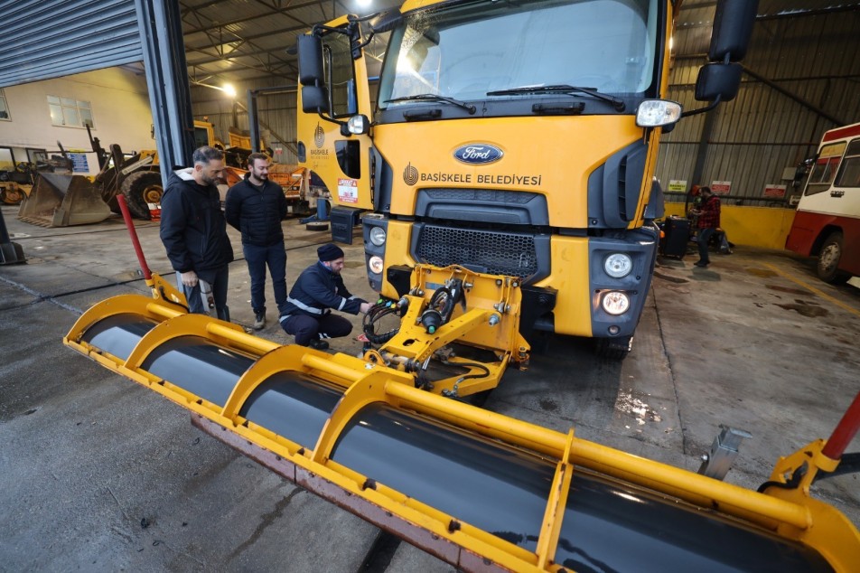 Başiskele'de beklenen kar yağışı öncesinde belediye ekipleri hazırlıklarını tamamladı. Meteoroloji Genel Müdürlüğü'nün uyarılarının ardından harekete...