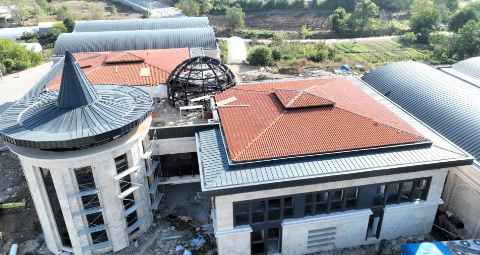 Başiskele'de inşa edilen Yeniköy Termal Tesisinde sona yaklaşıldı. 57 derece sıcaklıktaki jeotermal suyu ve geniş...