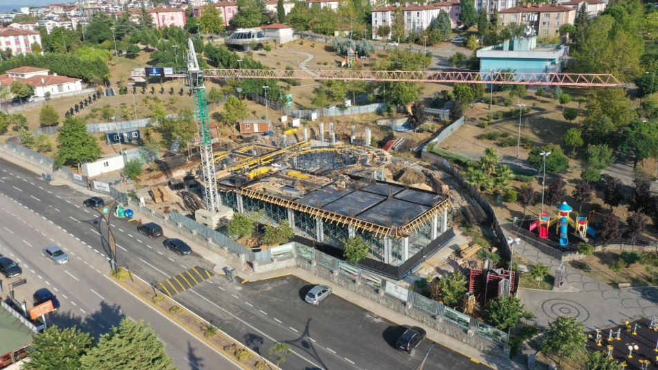 Başiskele'de temeli 23 Nisan'da atılan Çocuk Kütüphanesi, Oyuncak Müzesi ve Etüt Merkezi projesinde inşaat çalışmaları...