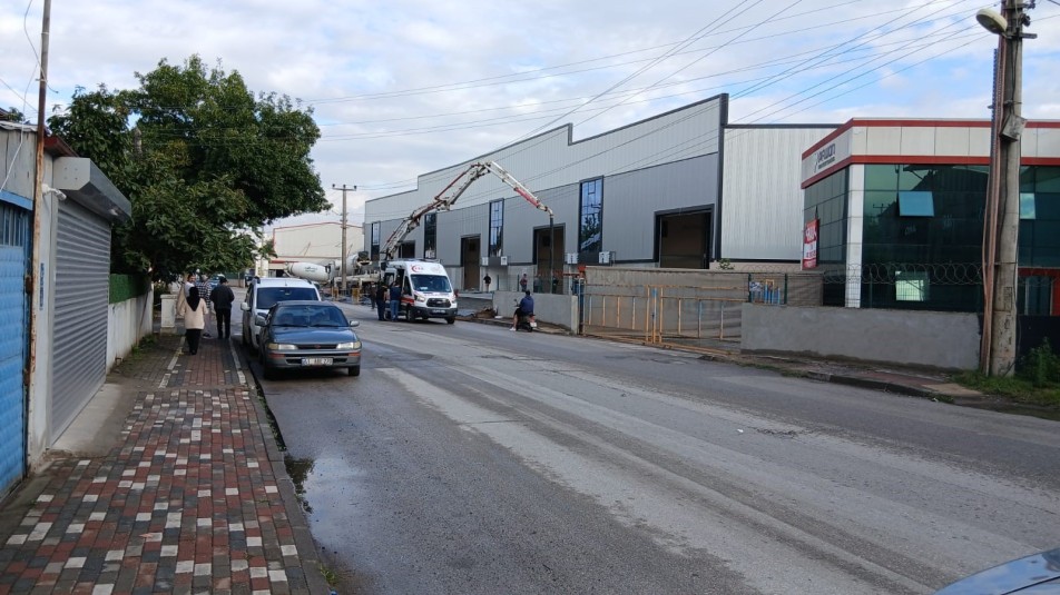 Başiskele'de yapımı süren bir fabrika inşaatında çalışan işçi, elektrik akımına kapılarak ağır yaralandı. Edinilen bilgilere...