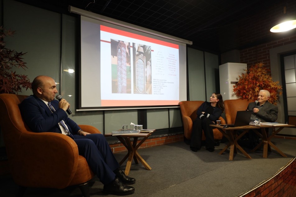 Başiskele'nin kültürel çekim merkezi Kitaphane, tarih ve edebiyat meraklılarını bir araya getiren anlamlı bir söyleşiye...