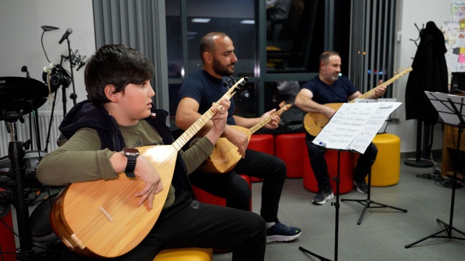 Belediye, kültür-sanat faaliyetleri kapsamında bağlama eğitimlerini başlattı. Haberin öne çıkanları: Bağlama kursları Türkiye Yüzyılı Gençlik...