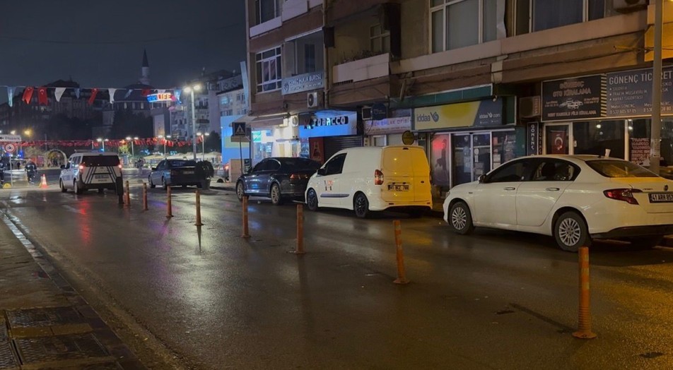 İzmit'te Bıçaklı Kavga: Yaralı Genç Tekel Bayisine Sığındı