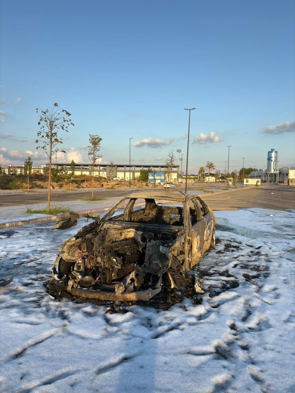 Bulgaristan'dan aldığı otomobili motor arızası nedeniyle geri götüremeyen sürücü, sinirlenerek aracını benzin döküp yaktı. Alevler...