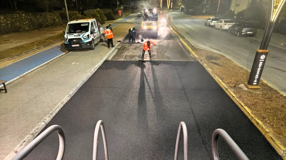 Kocaeli Büyükşehir'den Gece Mesaisi: Yollar Yenileniyor