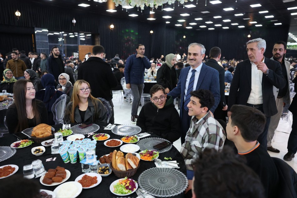 Çayırova Belediye Başkanı Bünyamin Çiftçi, üniversite hayali kuran 12. sınıf öğrencilerine büyük bir destek paketi...