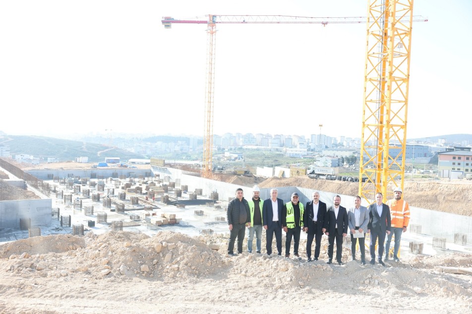 Çayırova Belediye Başkanı Bünyamin Çiftçi, yapımı devam eden Çayırova Devlet Hastanesi şantiyesinde incelemelerde bulunarak çalışmaların...
