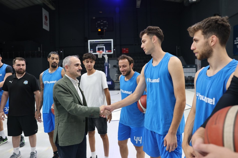 Çayırova Belediye Başkanı Bünyamin Çiftçi, yeni sezona hazırlanan belediye basketbol takımının antrenmanını takip ederek oyunculara...