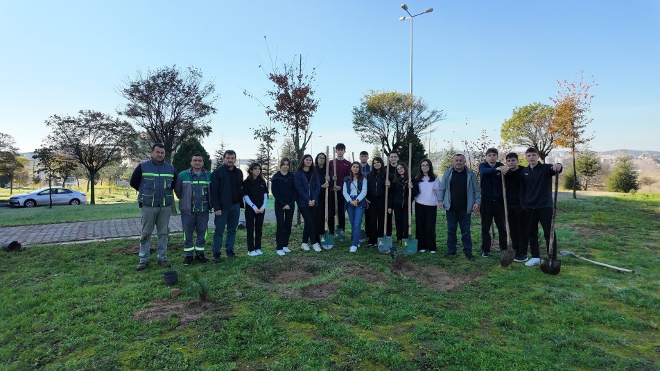 Çayırova Belediyesi, çocuklara çevre bilinci kazandırmak amacıyla Gençlik Parkı'nda fidan dikimi etkinliği düzenledi. Şehit İlhan...