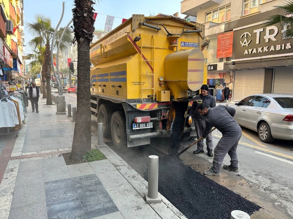 Çayırova Belediyesi Fen İşleri Müdürlüğü ekipleri, ilçenin en yoğun güzergahlarından biri olan Fatih Caddesi'nde yürüttüğü...