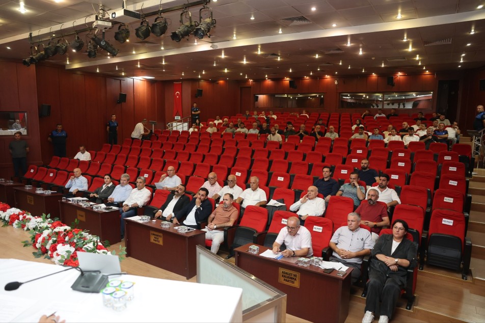 Çayırova Belediyesi'nin eylül ayı olağan meclis toplantısında 7 gündem maddesi görüşülürken, asfalt robotu alımı oy...