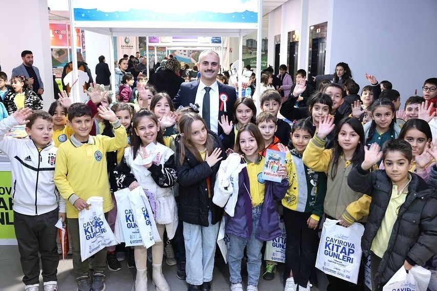 Çayırova Belediyesi'nin geleneksel etkinliği Kitap Günleri, bu yıl 6'ncı kez kitapseverlerle buluşuyor. 27 Ekim-2 Kasım...