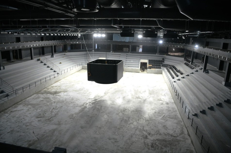 Çayırova Belediyesi'nin Kapalı Spor Salonu ve Sporcu Fabrikası'nda, ana basketbol sahasının tribün koltukları montajlanıyor. Çayırova...