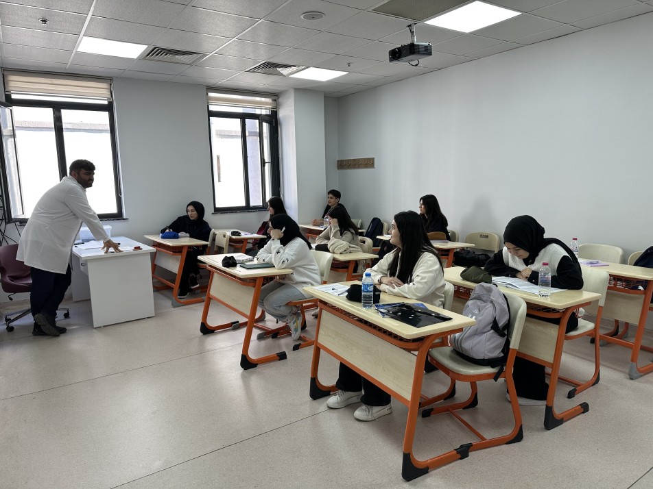 Çayırova Belediyesi Prof. Dr. Necmettin Erbakan Gençlik Merkezi'nde üniversiteye hazırlık kurslarında yeni dönem başladı. Alanında...