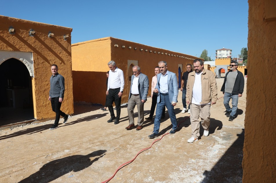 Çayırova Belediyesi, sinema sektörüne katkı sağlayacak uluslararası film platosu projesini Şekerpınar Mahallesi'nde hayata geçiriyor. İnşaat...