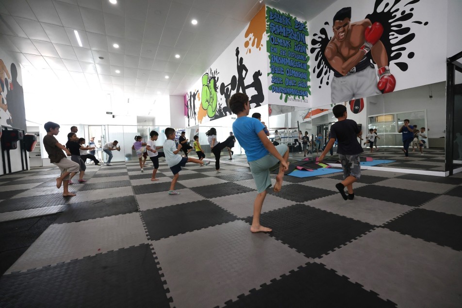 Çayırova Belediyesi tarafından organize edilen Yaz Spor Okulları'nda eğitimler hız kesmeden devam ediyor. Futbol, basketbol,...