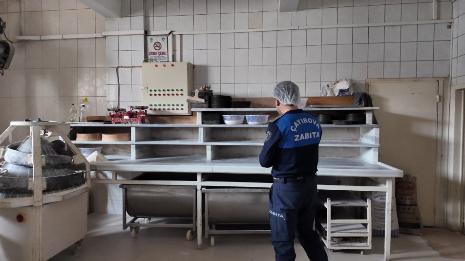 Çayırova Belediyesi Zabıta Müdürlüğü ekipleri, yaklaşan Ramazan ayı öncesinde halk sağlığını korumak ve fahiş fiyat...