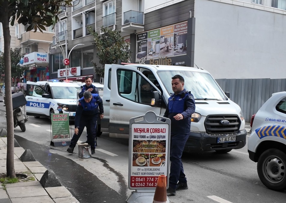 Çayırova Belediyesi Zabıta Müdürlüğü, ilçenin ana arterlerinde yaya güvenliğini tehlikeye atan ve kaldırım kullanımını kısıtlayan...