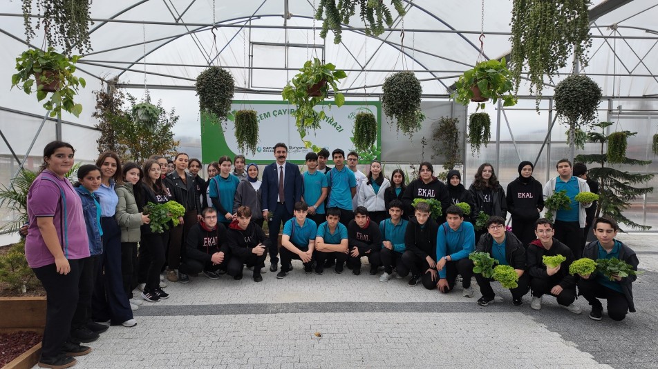 Çayırova'da lise öğrencileri, belediye tarafından hayata geçirilen 