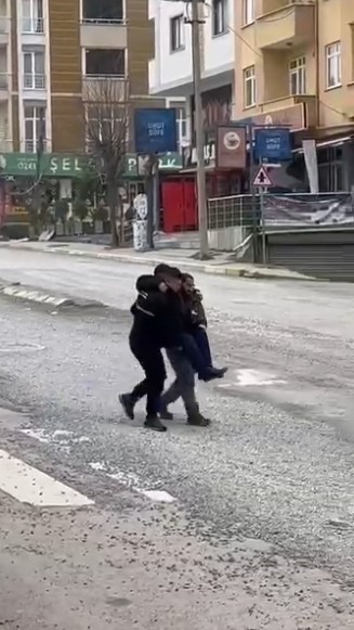 Çayırova'da Semt Poliklinikleri önünde aniden fenalaşarak kaldırıma oturan yaşlı bir vatandaşın yardımına Çayırova Belediyesi personeli...