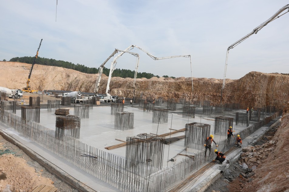 Çayırova'da yapımı hızla süren Devlet Hastanesi inşaatında temel beton dökme işlemleri başladı. Çayırova Belediye Başkanı...