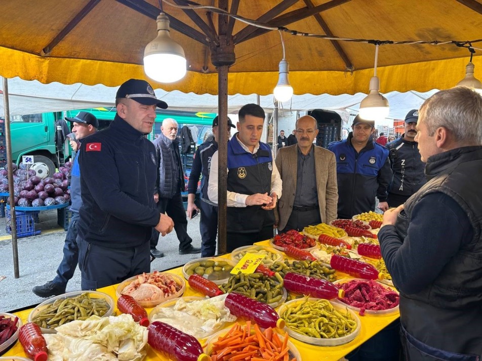Çayırova'da zabıta ekipleri, Yenimahalle'de kurulan semt pazarında fiyat etiketi ve tartı denetimi gerçekleştirdi. Denetimlerde hem...