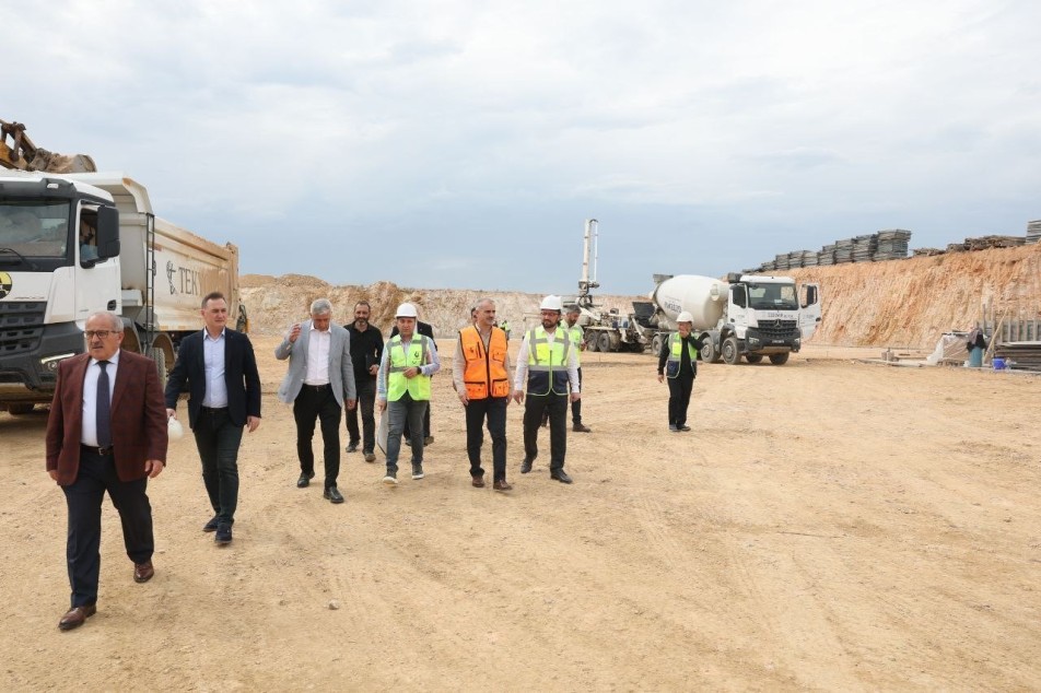 Çayırova ilçesinde, 200 yataklı yeni devlet hastanesinin yapımına ilk betonun dökülmesiyle başlandı. Belediye Başkanı Bünyamin...