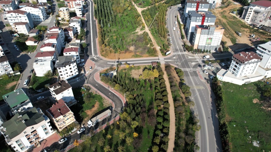 Çayırova'nın Çağdaşkent bölgesinde yapılan yol genişletme ve üstyapı çalışmalarıyla trafik akışı daha düzenli hale getirildi....