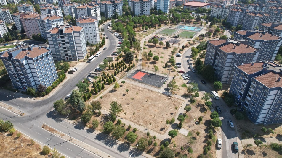 Cumhuriyet Mahallesi'ndeki gençlik parkında basketbol, halı saha ve tenis kortunu kapsayan yenileme çalışmaları hızla ilerliyor....