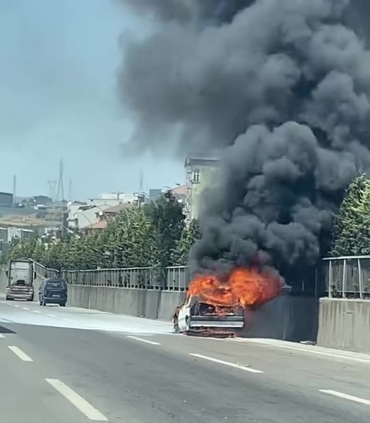 D-100 kara yolunun Kocaeli geçişinde seyir halindeyken alevlere teslim olan otomobilden geriye hurda yığını kaldı....