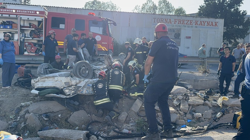 D-100 karayolu Kocaeli geçişinde iki otomobil ve tırın çarpıştığı feci kazada 5 kişi hayatını kaybetti,...