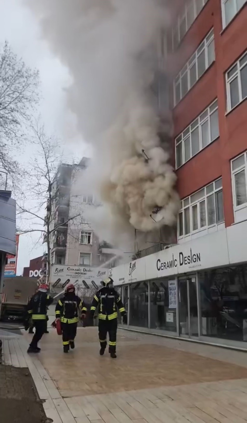 Gölcük’te Korkutan Yangın: Vatandaşlar Alevlerin Arasından Can Kurtardı