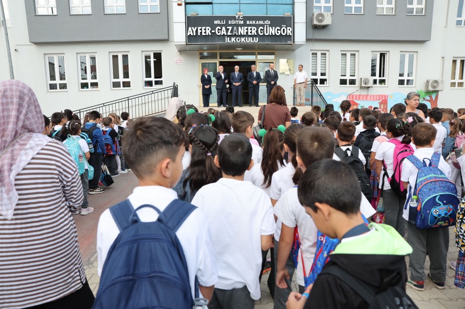 Darıca Belediye Başkanı Muzaffer Bıyık, yeni eğitim öğretim yılının ilk gününde öğrenciler ve öğretmenlerle bir...