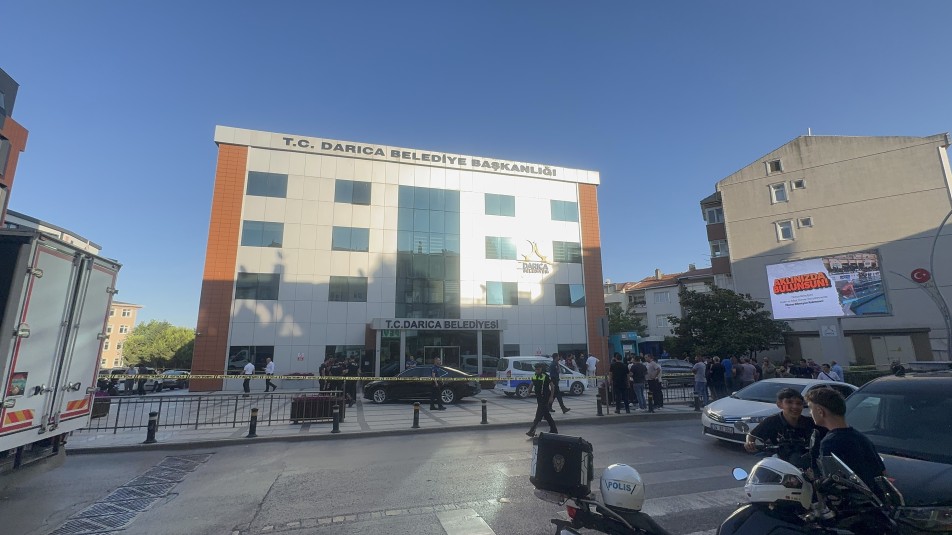 Darıca Belediyesi’nde bir zabıta personeli, tabanca ile başına ateş etti. Belediye Başkanı Muzaffer Bıyık ise...