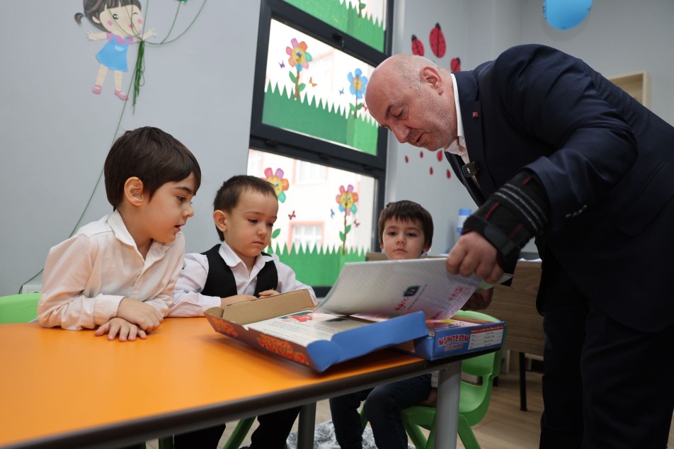 Darıca Belediyesi'nin Kişisel Gelişim ve Çocuk Eğitim Merkezleri, kadınlara el beceri kursları sunarken çocuklara da...