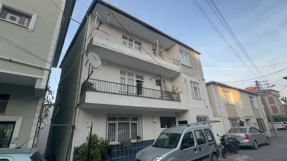 Darıca'da kolonlarında çatlaklar fark edilen 3 katlı bina, olası bir riskin önüne geçmek amacıyla boşaltıldı....