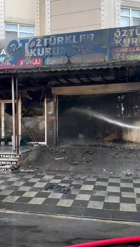 Darıca'nın Nene Hatun Mahallesi'nde bulunan bir oto tamirhanesinde çıkan yangın, kısa sürede büyüyerek iş yerinde...