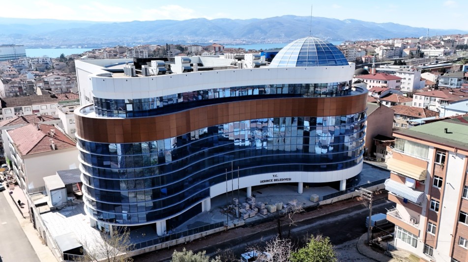 Derince'de yarım kalan kongre merkezi projesinin modern bir kamu kampüsüne dönüştürüldüğü dev inşaatta sona gelindi....