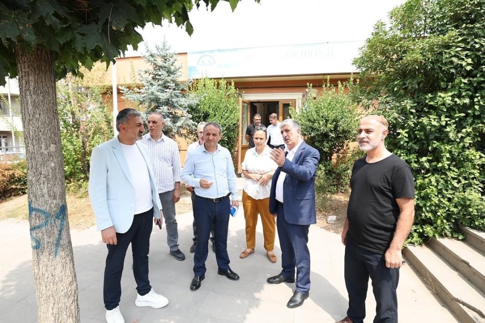 Dilovası Belediye Başkanı Ramazan Ömeroğlu, ilçede kurulacak Afet Koordinasyon Merkezi'nin alanında incelemelerde bulundu. Merkezin deprem,...