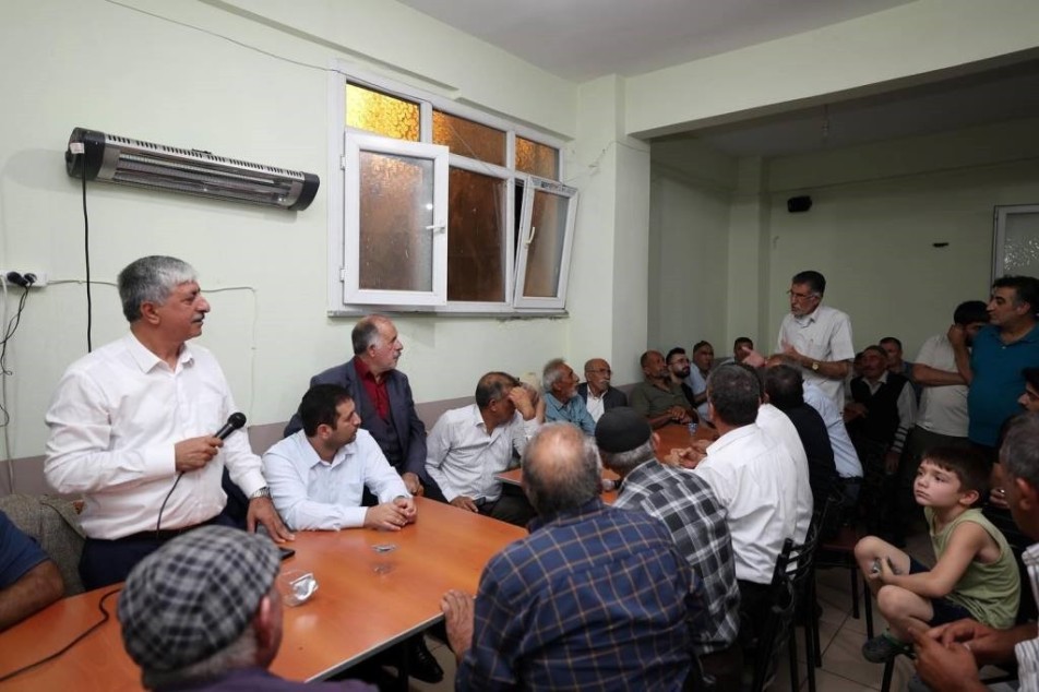 Dilovası Belediye Başkanı Ramazan Ömeroğlu, Mimar Sinan Mahallesi'nde düzenlenen buluşmada vatandaşlarla bir araya gelerek sorun...