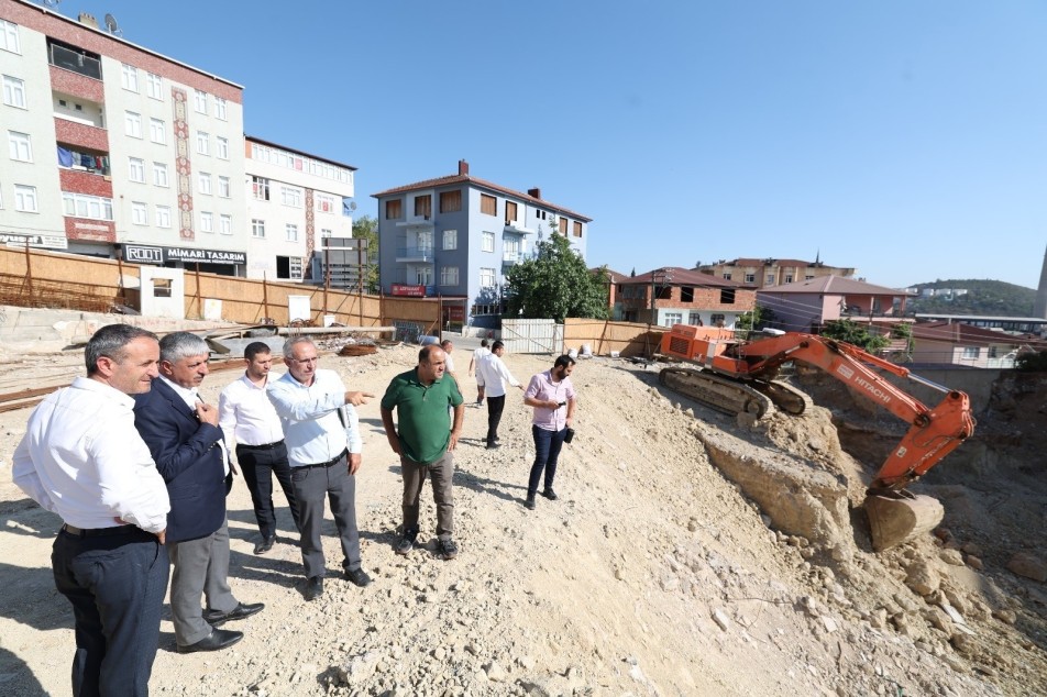 Dilovası Belediye Başkanı Ramazan Ömeroğlu, temel çalışmaları süren Kent Meydanı projesini inşaat alanında inceleyerek bilgi...