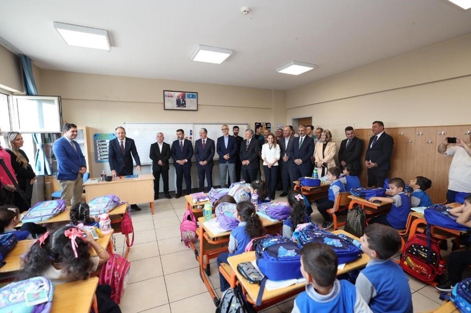 Dilovası Belediyesi, 2025-2026 Eğitim-Öğretim Yılı'nın başlamasıyla ilçedeki birinci sınıf öğrencilerine çanta ve kırtasiye seti dağıttı....